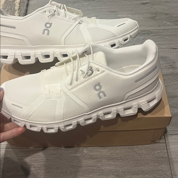 New!! On running cloud 5 women's sneakers - Picture 2 of 5